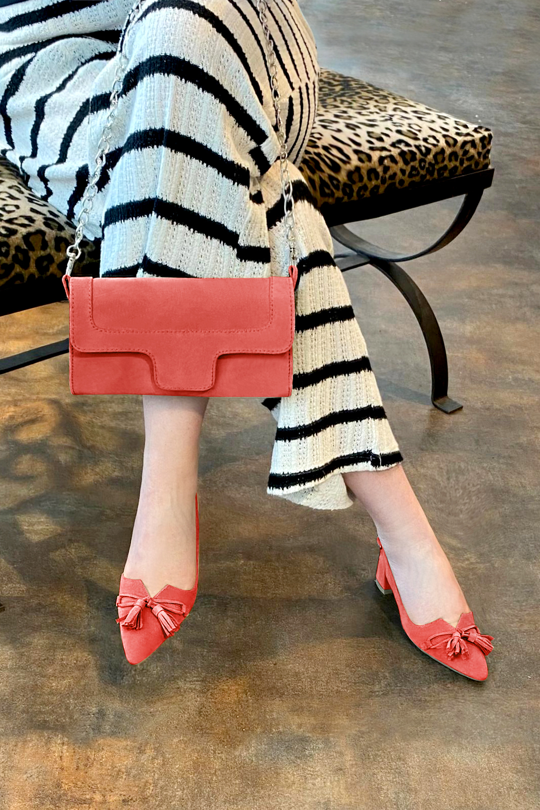 Coral orange women's open back shoes, with a knot. Tapered toe. Low flare heels. Worn view - Florence KOOIJMAN